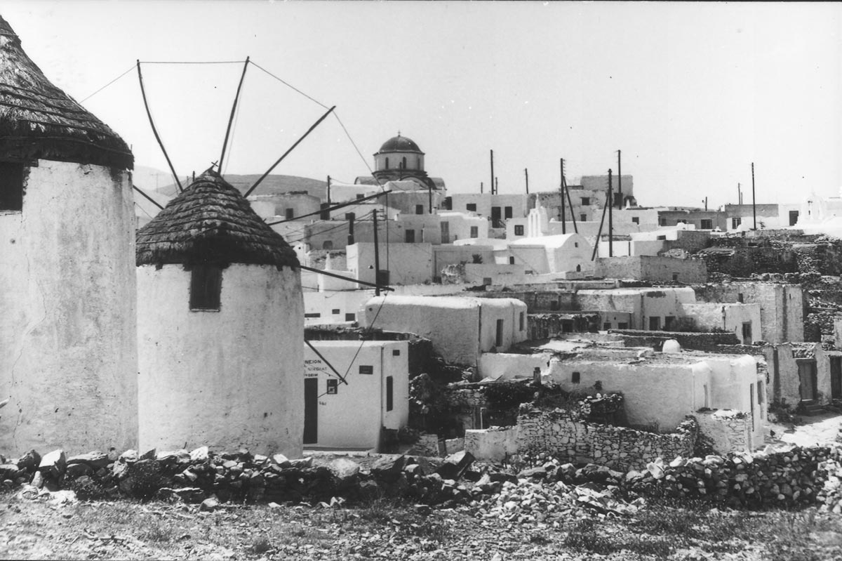 View of Marpissa from the Lower Mills. Postcard of the 1960s. The mills were usually built on elevated ground, at the edge of the village, in locations with a suitable wind, in terms of both intensity and frequency.