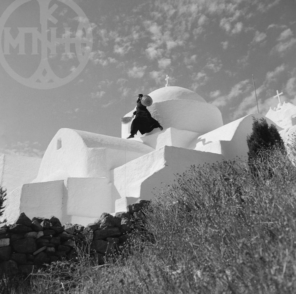 Μονή Αγίου Αντωνίου (Ο Παπα-Γιώργης στον τρούλο), Κέφαλος Πάρου, 1971.