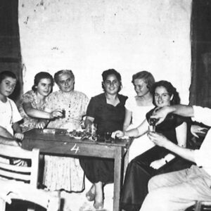 Μάρπησσα, 1955. Από αριστερά: Δημήτρης Τσιγώνιας, ο μικρός Νίκος Τσιγώνιας, Κατίνα Αλιπράντη, Γιακομίνη Αλιπράντη, Ηλέκτρα Σκιαδά, Ειρήνη Μαρινοπούλου, Άννα Αρκά, Γιώργος Σκορδίλης.