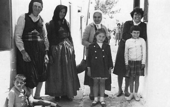 Στις κούνιες της Μάρπησσας, τέλη του 1950. Από αριστερά: Νικήτας Ανουσάκης, Μαρουσώ Παντελαίου, Μαργαρίτα Παντελαίου Ανουσάκη, Ασημίνα Τσιγώνια και τα παιδιά Νίκος Τσιγώνιας ή Νικήτας Ανουσάκης, Μαργαρίτα Πάτκου, Σούλα Πανωρίου.