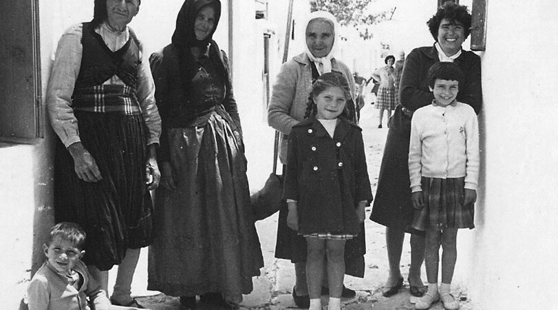 Στις κούνιες της Μάρπησσας, τέλη του 1950. Από αριστερά: Νικήτας Ανουσάκης, Μαρουσώ Παντελαίου, Μαργαρίτα Παντελαίου Ανουσάκη, Ασημίνα Τσιγώνια και τα παιδιά Νίκος Τσιγώνιας ή Νικήτας Ανουσάκης, Μαργαρίτα Πάτκου, Σούλα Πανωρίου.