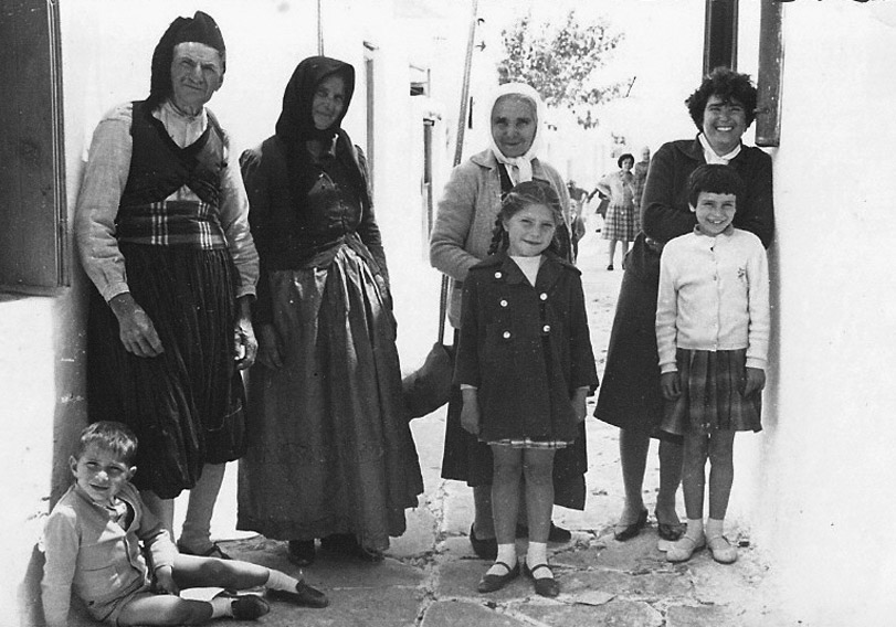 At the swings of Marpissa, late 1950s. From left: Nikitas Anousakis, Marousso Panteleou, Margarita Panteleou Anousaki, Asimina Tsigonia, and the children Nikos Tsigonias or Nikitas Anousakis, Margarita Patkou, and Soula Panoriou.
